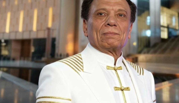 ما قصة صورة عادل إمام بالزي الفرعوني؟