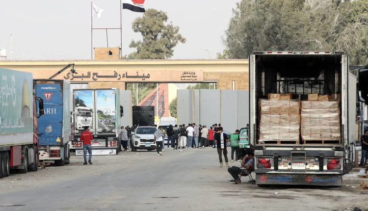 تستعد 400 شاحنة مساعدات إنسانية للدخول إلى غزة