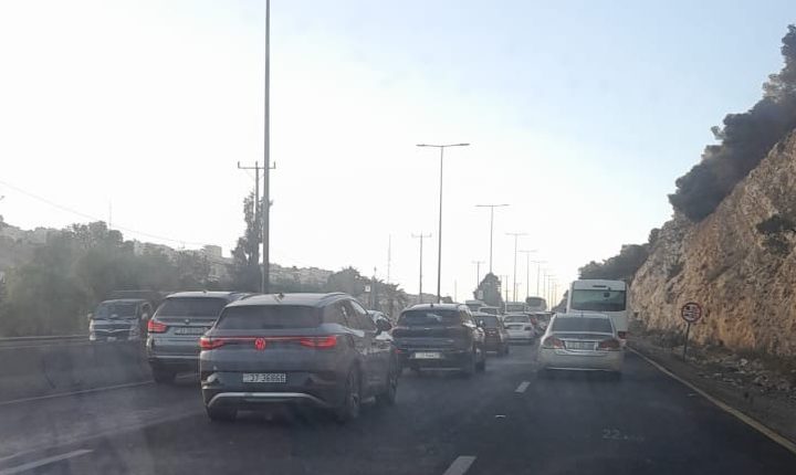 ازدحاماً  مروريًا على طريق سلحوب نتيجة حادث سير