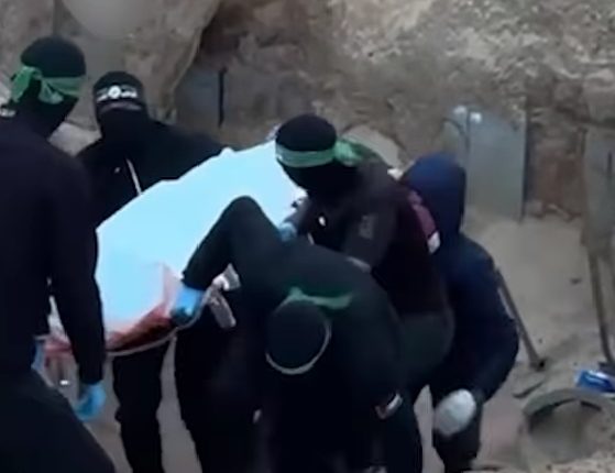 كتائب القسام تعلن انتشال جثتي الأسيرين أميرام كوبر وساهر باروخ