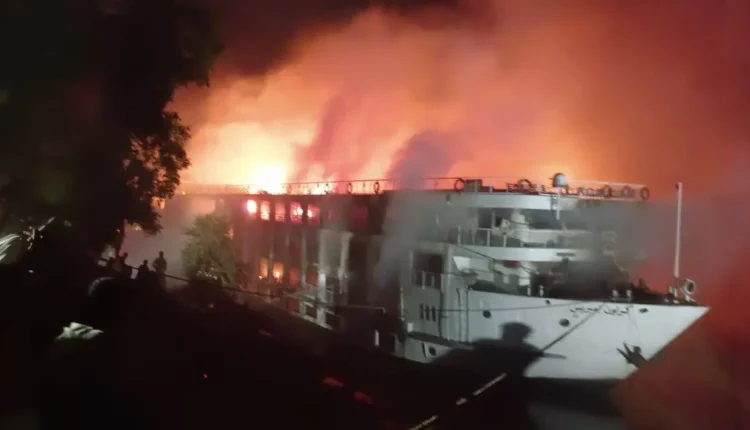 مصر.. النيران تلتهم مركبا يقل 220 سائحا على نهر النيل (فيديو)