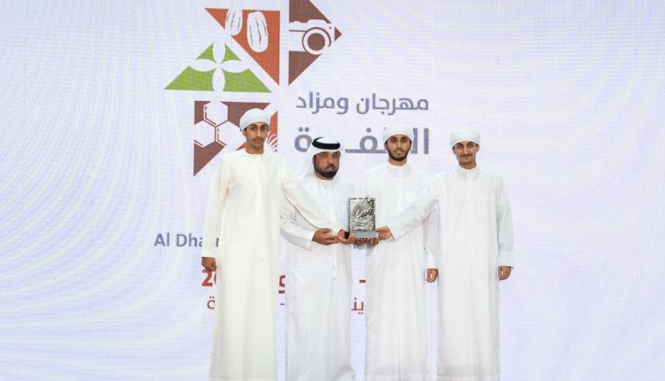 منافسات قوية تشهدها مزاينة الدباس في الظفرة للتمور