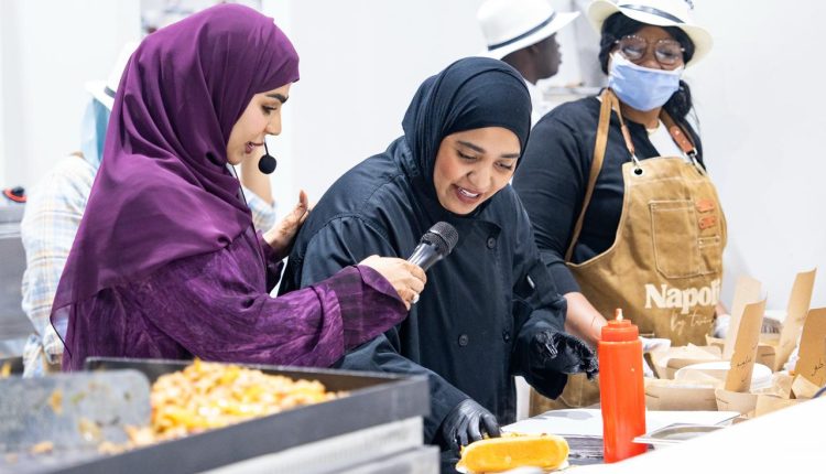 بمشاركة نخبة من الطهاة المحليين..  عروض طهي حيّة في «الظفرة للتمور» تعكس الموروث الإماراتي