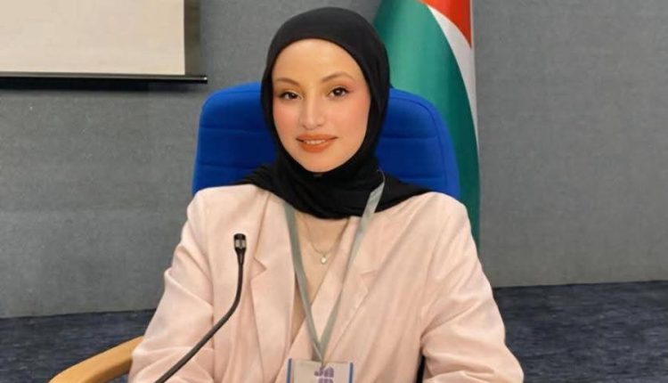 طالبة من “الأردنية” تبتكر تطبيقًا لتمكين فاقدي البصر بالذكاء الاصطناعي