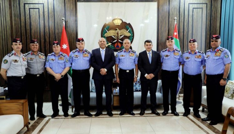 مدير الأمن العام يكرم لواءين متقاعدين