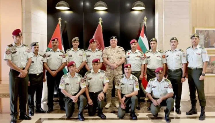 رئيس هيئة الأركان يكرم عددا من منتسبي القوات المسلحة الأردنية