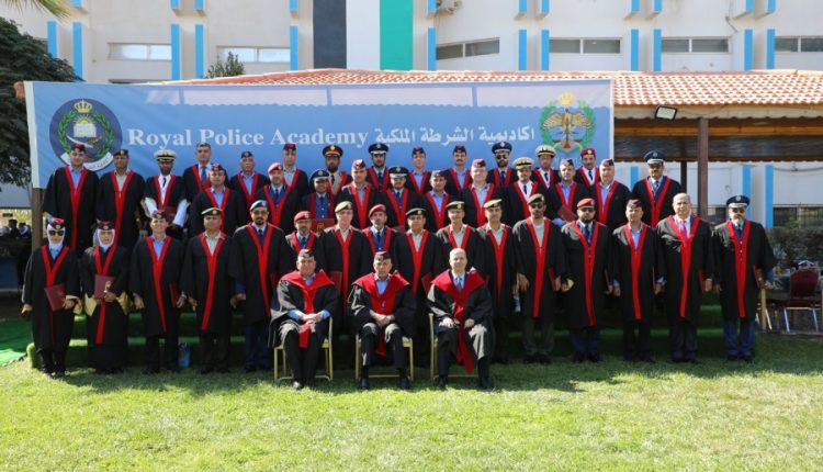 مدير الأمن يرعى حفل تخريج الفوج العشرين من طلبة الماجستير في أكاديمية الشرطة الملكية