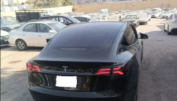 الأمن يضبط مركبة استُخدمت للتهور بنظام القيادة الذاتية في عمّان