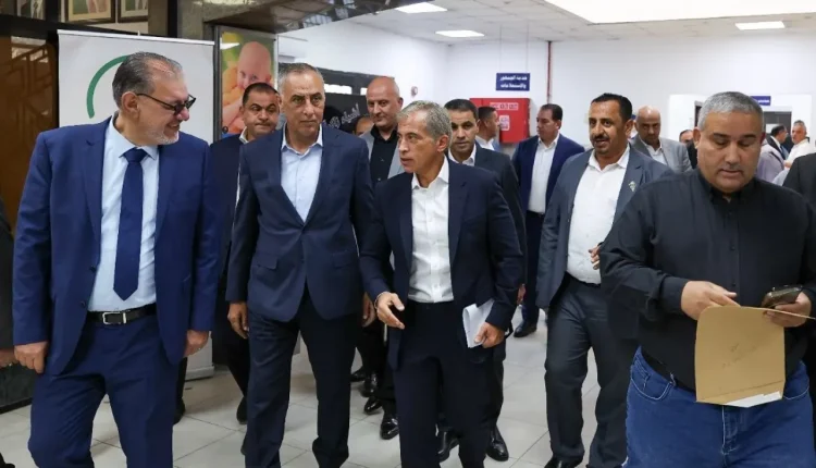 رئيس الوزراء بقوم بجولة تفقديّة  لمديرية تسجيل أراضي جنوب عمّان