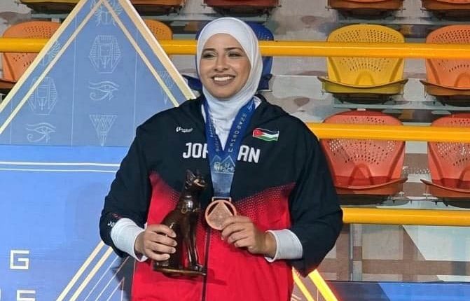 بطلة المنتخب أسماء عيسى تظفر ببرونزية العالم في رفع الأثقال البارالمبية
