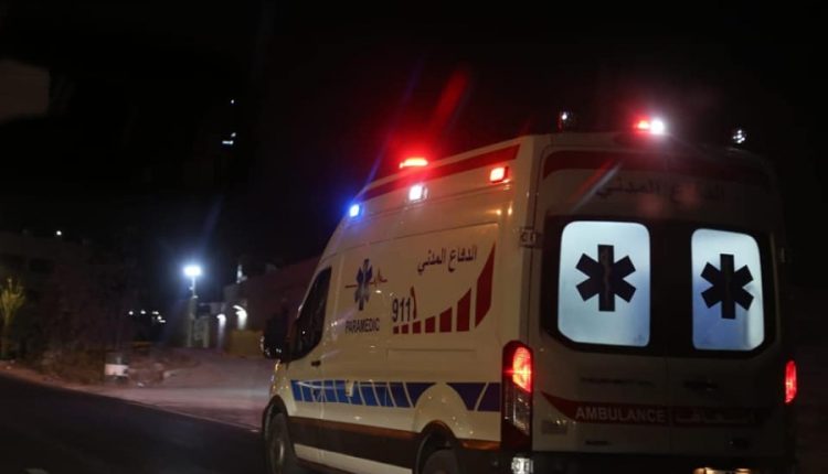 تدهور مركبة (باص) على مبنى قيد الانشاء في منطقة البنيات جنوب العاصمة #عمان