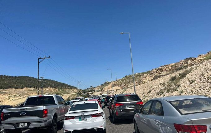 ازمة مرورية خانقة  نتيجة حادث سير على طريق عمان .اربد