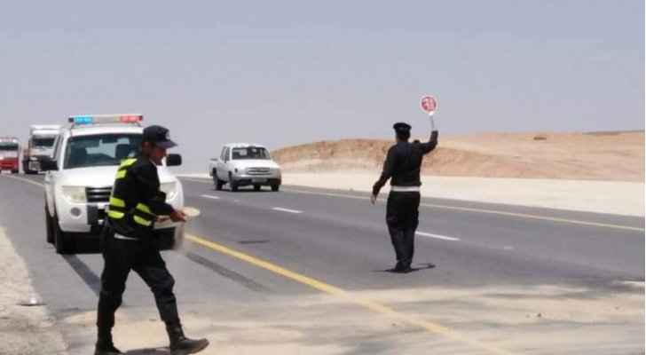 يقظة رجال الأمن تنقذ سائقًا تعطّل مثبت السرعة في مركبته على الطريق الصحراوي