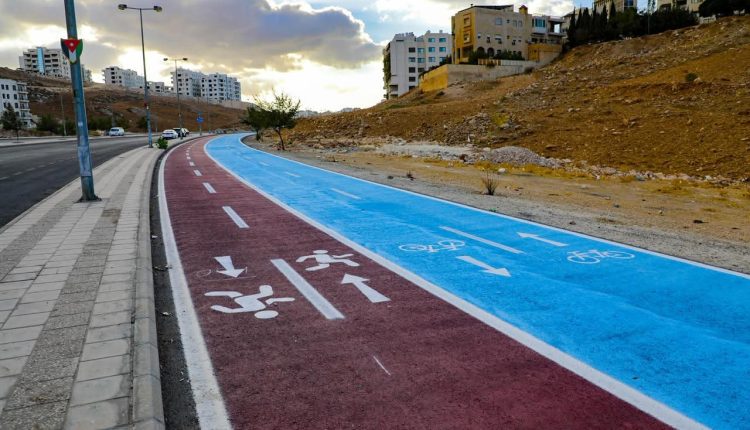 أمانة عمّان الكبرى تنفذ ممشى في شارع الستين بمنطقة زهران
