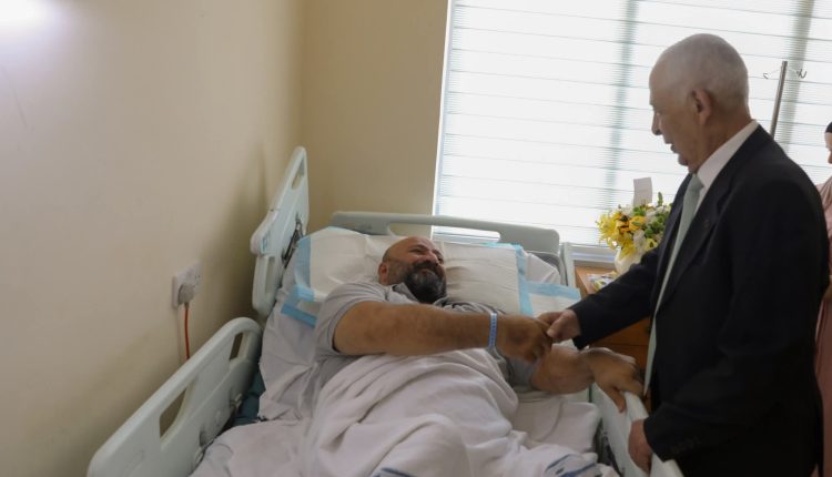 تنفيذا للتوجيهات الملكية العيسوي يطمئن على صحة البطل العالمي الجنيدي والمواطن الفريحات