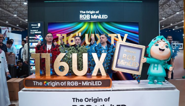 هايسنس وإكسترا تطلقان أكبر شاشة تلفزيون في المملكة العربية السعودية شاشة RGB‑MiniLED UX بحجم 116 بوصة الآن في معارض إكسترا