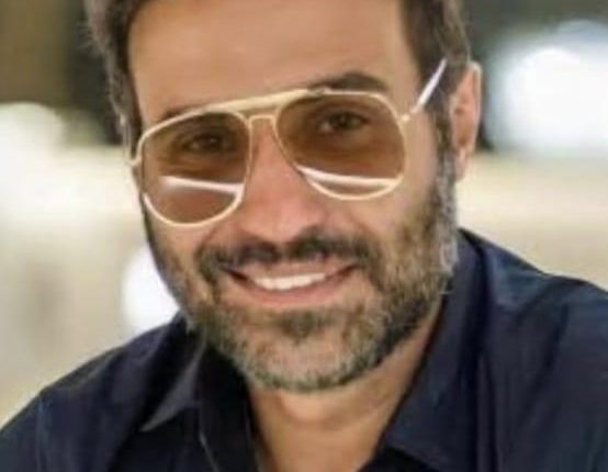 نجم في المرآة أحمد فهمي… إنسان لا يُشبه إلا نفسه