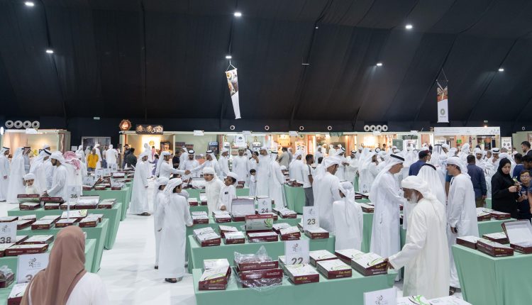 الظفرة للتمور .. مبيعات تجاوزت مليون درهم و40 ألف زائر خلال 5 أيام