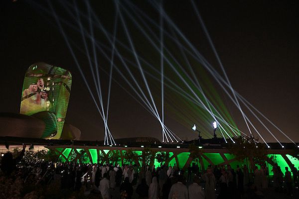 أكثر من 1000 طائرة درون تضيء سماء الظهران في افتتاح “موسم الخبر” عرض مرئي فريد يزيّن مبنى إثراء انطلاقًا لـ “شتاء إثراء”