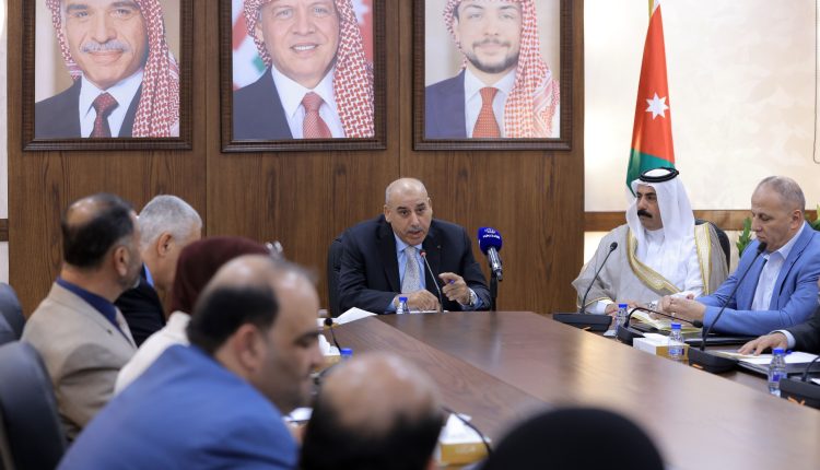 القاضي يترأس اجتماعاً للجنة الرد على خطبة العرش واختيار القيسي رئيساً والعموش للجنة الصياغة