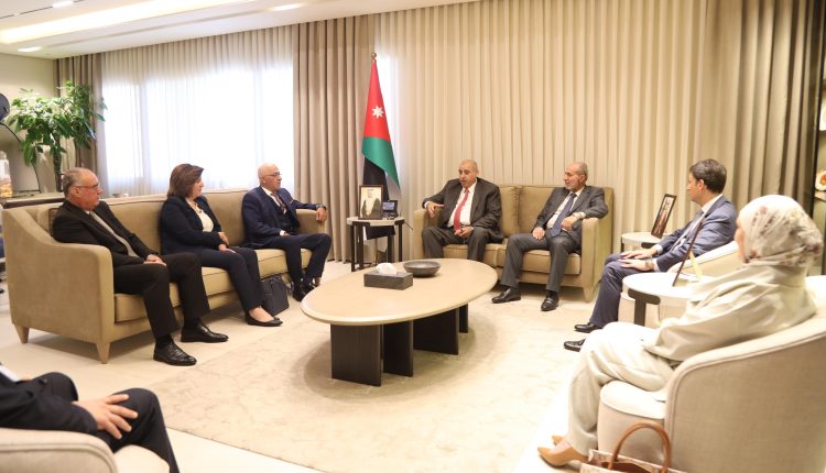 القاضي يلتقي رئيس وأعضاء مجلس مفوضي الهيئة المستقلة للانتخاب