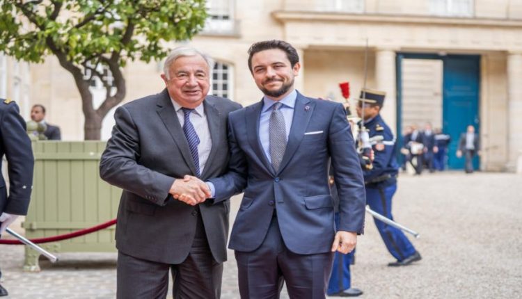 ولي العهد يلتقي رئيس مجلس الشيوخ الفرنسي في باريس