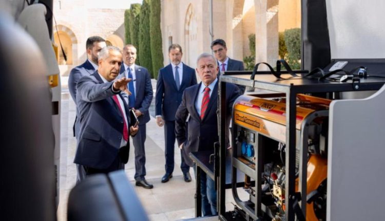 الملك يطلع على عمل وحدات دعم مبتوري الأطراف المتنقلة التابعة لجمعية “استعادة الأمل” الأردنية