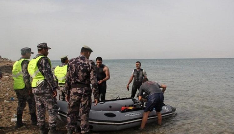 غطاسو دفاع مدني البلقاء ينقذون شخصين تعرضا للتعب الشديد اثناء السباحة في البحر الميت