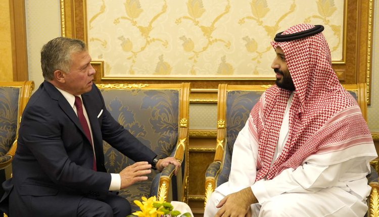 الملك يبحث مع ولي العهد السعودي أبرز مستجدات المنطقة