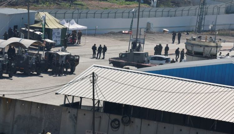 إعلام عبري: بدء نقل السجناء الفلسطينيين للإفراج عنهم ضمن اتفاق غزة