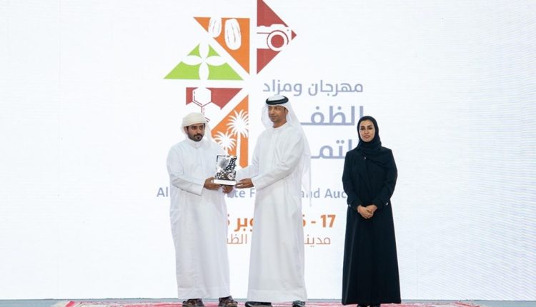 «الظفرة للتمور» يواصل فعالياته ويتوج الفائزين في تغليف التمور