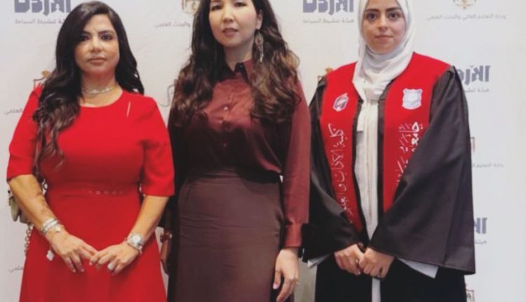 تكريم طالبتين وافدتين من عمان الأهلية في حفل الأوائل بوزارة التعليم العالي