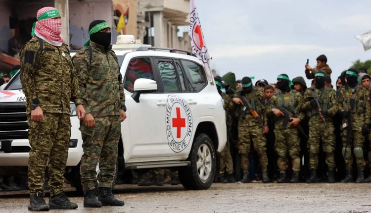 حماس توافق على اخراج مقاتليها من مناطق خلف الخط الاصفر عبر سيارات الصليب الأحمر
