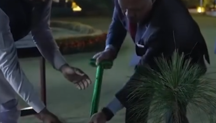 لماذا زرع الملك شجرة في باكستان؟