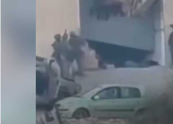 الاحتلال الإسرائيلي يعدم شابين ميدانيًا ويُنكِّل بجثة ثالث في جنين.. فيديو