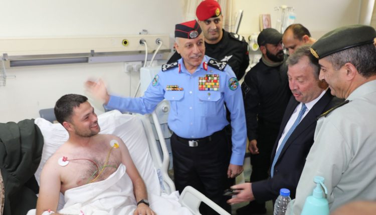 مديرا المخابرات العامة والأمن العام يطمئنان على مصابي المداهمة الأمنية في الرمثا