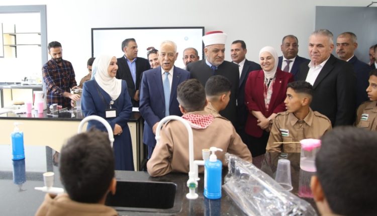 تزامناً مع الزيارة الملكية للكرك … العيسوي يفتتح مصنع الزي للألبسة الجاهزة بالموجب ومدرسة الربة الثانوية للبنين