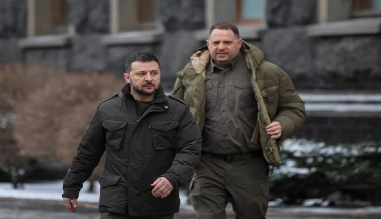 زيلينسكي يعلن استقالة مدير مكتبه وسط فضيحة فساد