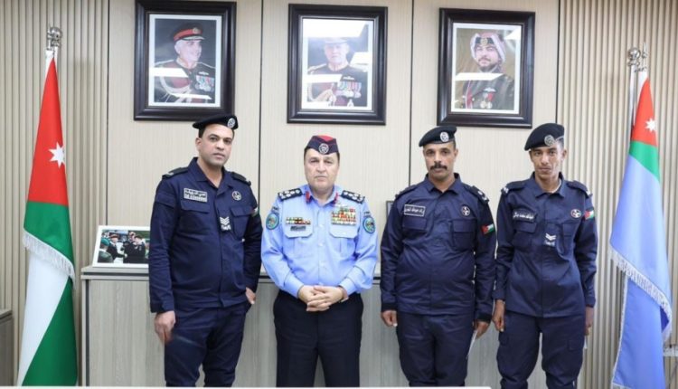 الأمن العام  يكرم طاقم دورية نجده انقذ سيدة وأطفالها من داخل مركبة تعرضت للاشتعال في محافظة المفرق