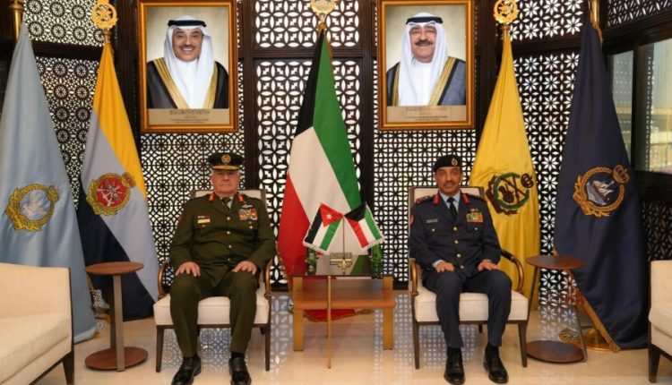 اللواء الركن يوسف الحنيطي يلتقي رئيس الأركان العامة للجيش الكويتي