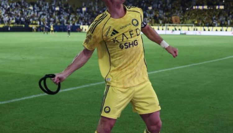 كريستيانو رونالدو يرقص بالعقال السعودي