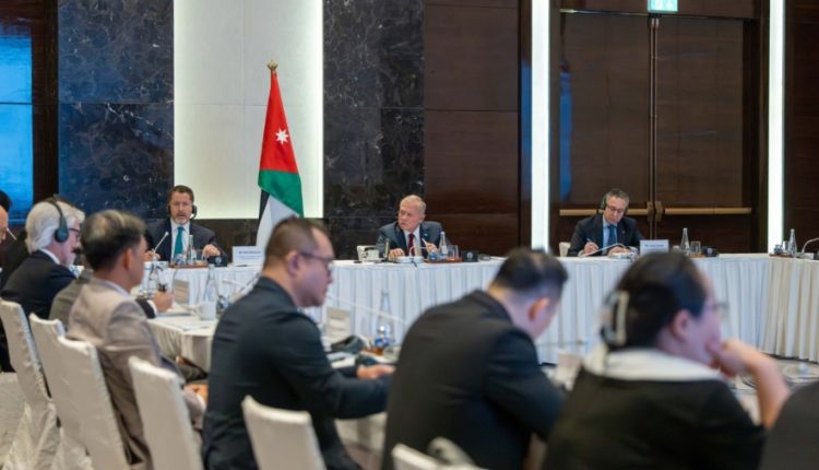 الملك يجتمع بممثلين عن شركات فيتنامية رائدة في قطاع المحيكات