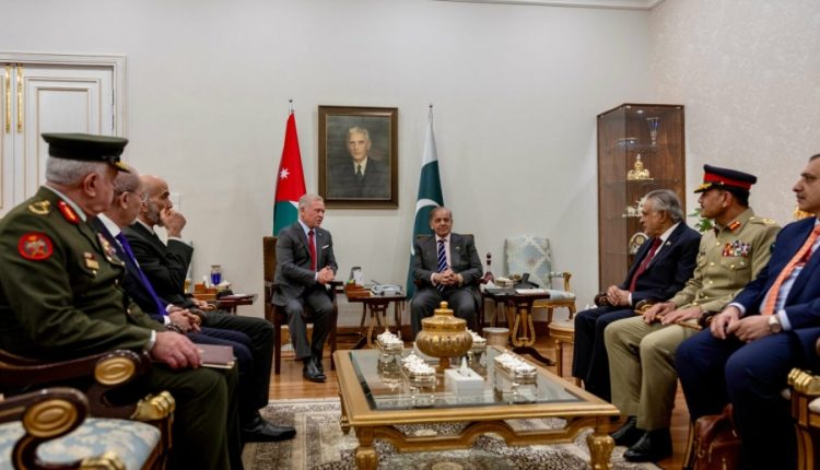 الملك يلتقي رئيس الوزراء الباكستاني ويؤكد أهمية توسيع التعاون