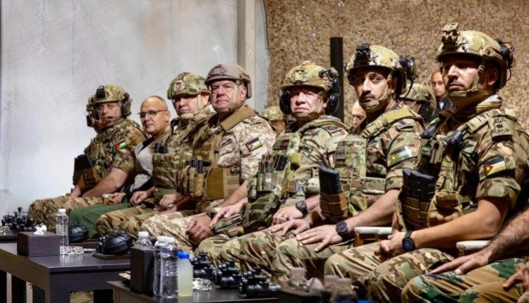 الملك يتابع تمرينًا عسكريًا ليليًا ويقلد ولي العهد شارة سيف القوات الخاصة