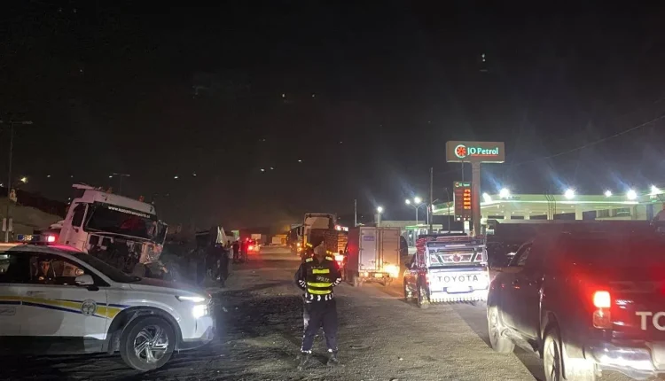 تدهور تريلا محملة بالإسمنت يصيب 3 أشخاص ويغلق الطريق باتجاه الزرقاء