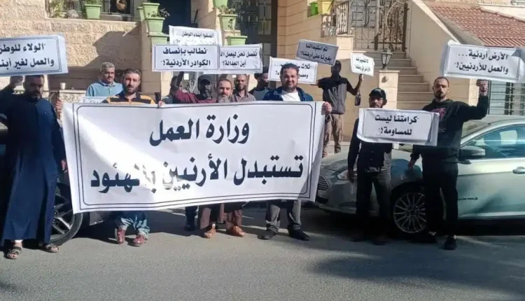 اعتصام احتجاجًا على فصل فنيّي «العطارات» واستبدالهم بعمالة وافدة