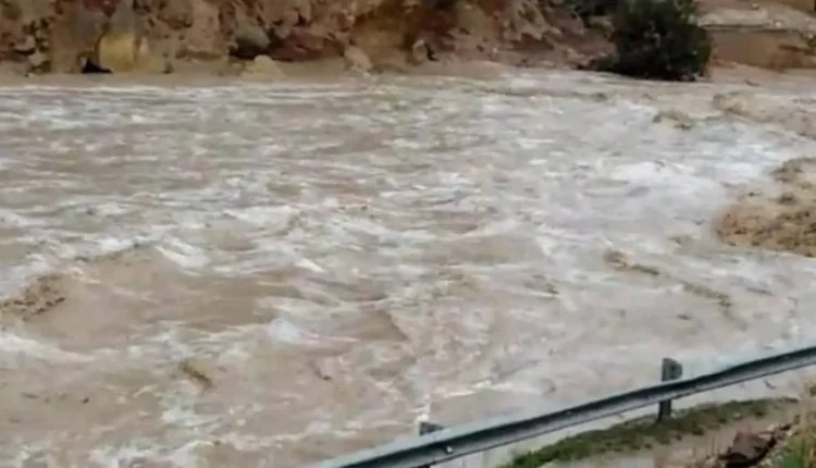 إغلاق مؤقت لطريق وادي عربة بسبب ارتفاع منسوب المياه الجارفة