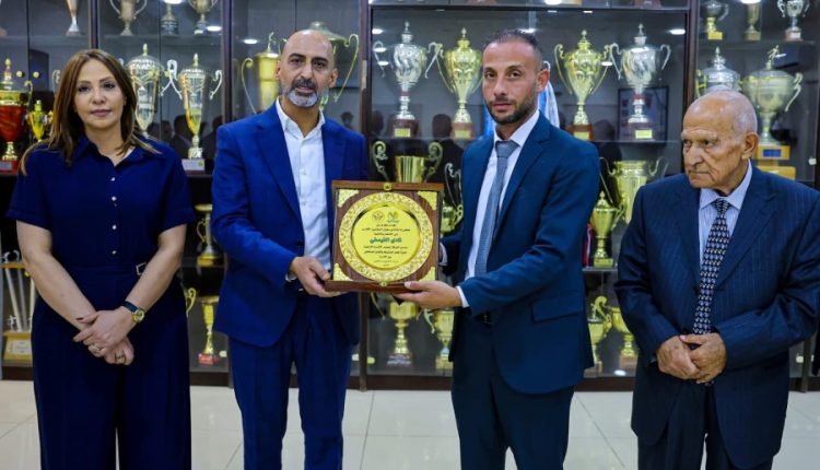 الفيصلي يلتقي وفد سلوان المقدسي لتعزيز التعاون الرياضي