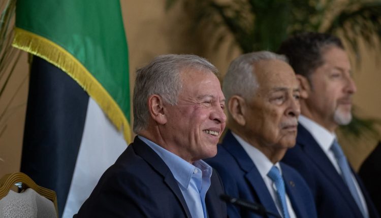 بالصور…الملك يلتقي وجهاء وممثلين عن أبناء وبنات الكرك ويؤكد أهمية مواصلة الحكومة تنفيذ مشاريعها بالمحافظة