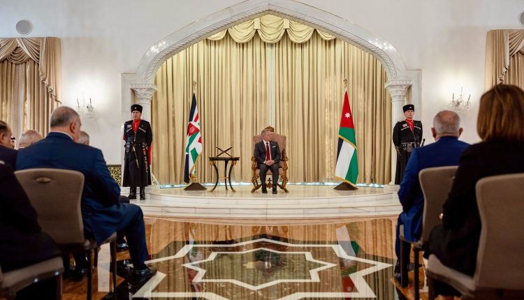 الملك يستمع إلى ردي مجلسي الأعيان والنواب على خطاب العرش